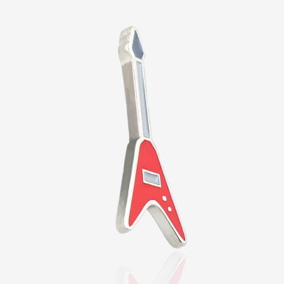 Metalowa przypinka w kształcie elektrycznej gitary ręcznie malowana od producenta metalowych pinów od Pinswear