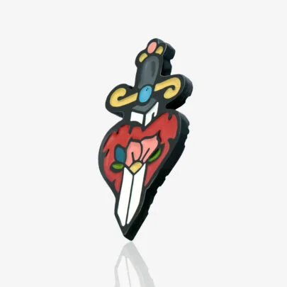 Przypinka z serii miłosnych pinów dla zakochanych na walentynki retro serce przebite sztyletem wpiete do karteczki od producenta pinów ręcznie malowanych od Pinswear