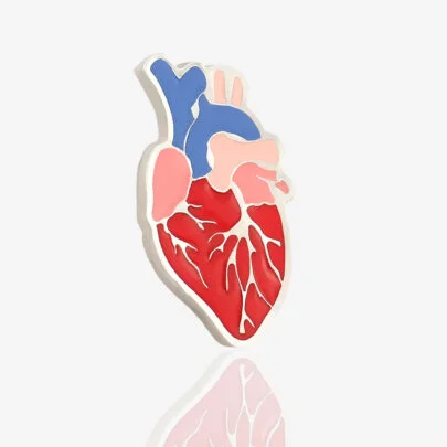 Realistyczny, krwistoczerwony pin w kształcie serca ręcznie emaliowany od producenta od Pinswear