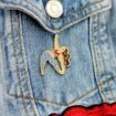 Metalowe przypinki dziewczyna ćwicząca jogę w pozycji “Trikonasana” wpieta w jensową kurtkę od producenta ręcznie emaliowanych pinów od Pinswear