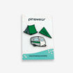 Metalowe przypinki zielony namiot, przyczepa campingowa i flaga "camp"wpiete w szary kaptur chłopaka w okularach od producenta ręcznie malowanych pinow od Pinswear