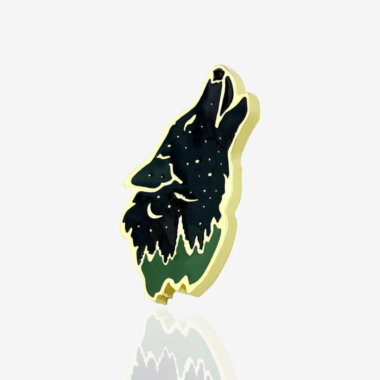 Ręcznie malowane przypinki z serii las głowa wyjącego wilka do księżyca wpięta od producenta pinów metalowych od Pinswear