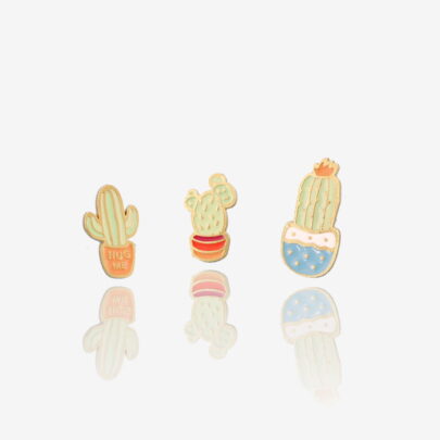 Metalowe przypinki trzech kaktusów Kaktusowa Paczka w doniczkach od producenta pinów metalowych od Pinswear