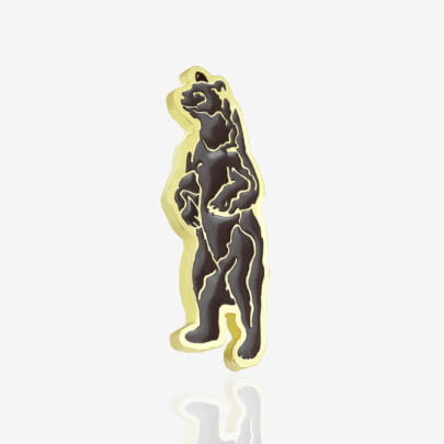 Pinsy z leśnej serii od Pinswear producenta emaliowanych pinów metalowych niedźwiedź brunatny stojący na dwóch łapach