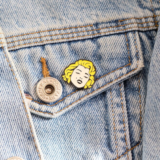 Ręcznie malowana przypinka Marilyn wpieta w jeansową kurtkę od producenta ręcznie malowanych pinów od Pinswear