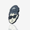 Przypinka Audrey Hepburn w czarnych okularach wpięty na kołnierzyku jeansowej kurtki na zamówienie od producenta pinsów Pinswear