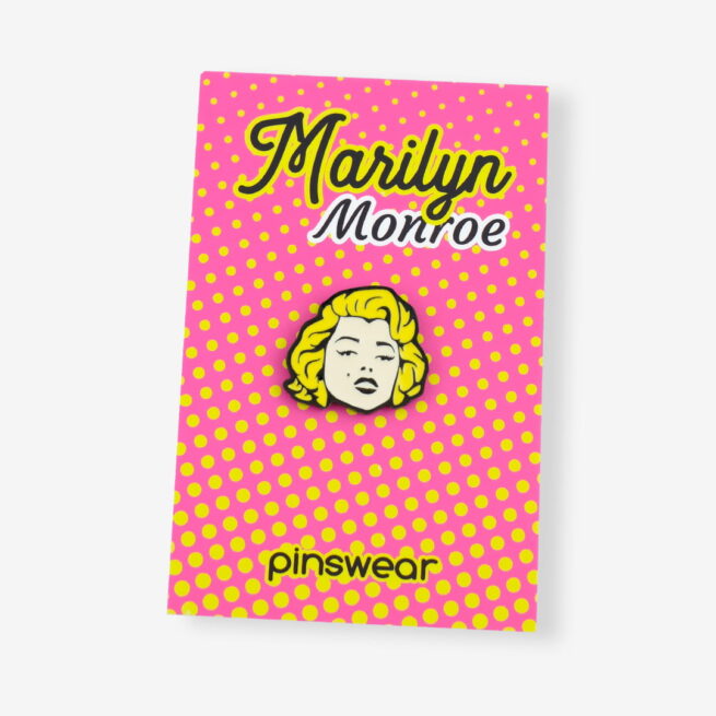 Ręcznie malowana przypinka Marilyn wpieta w jeansową kurtkę od producenta ręcznie malowanych pinów od Pinswear