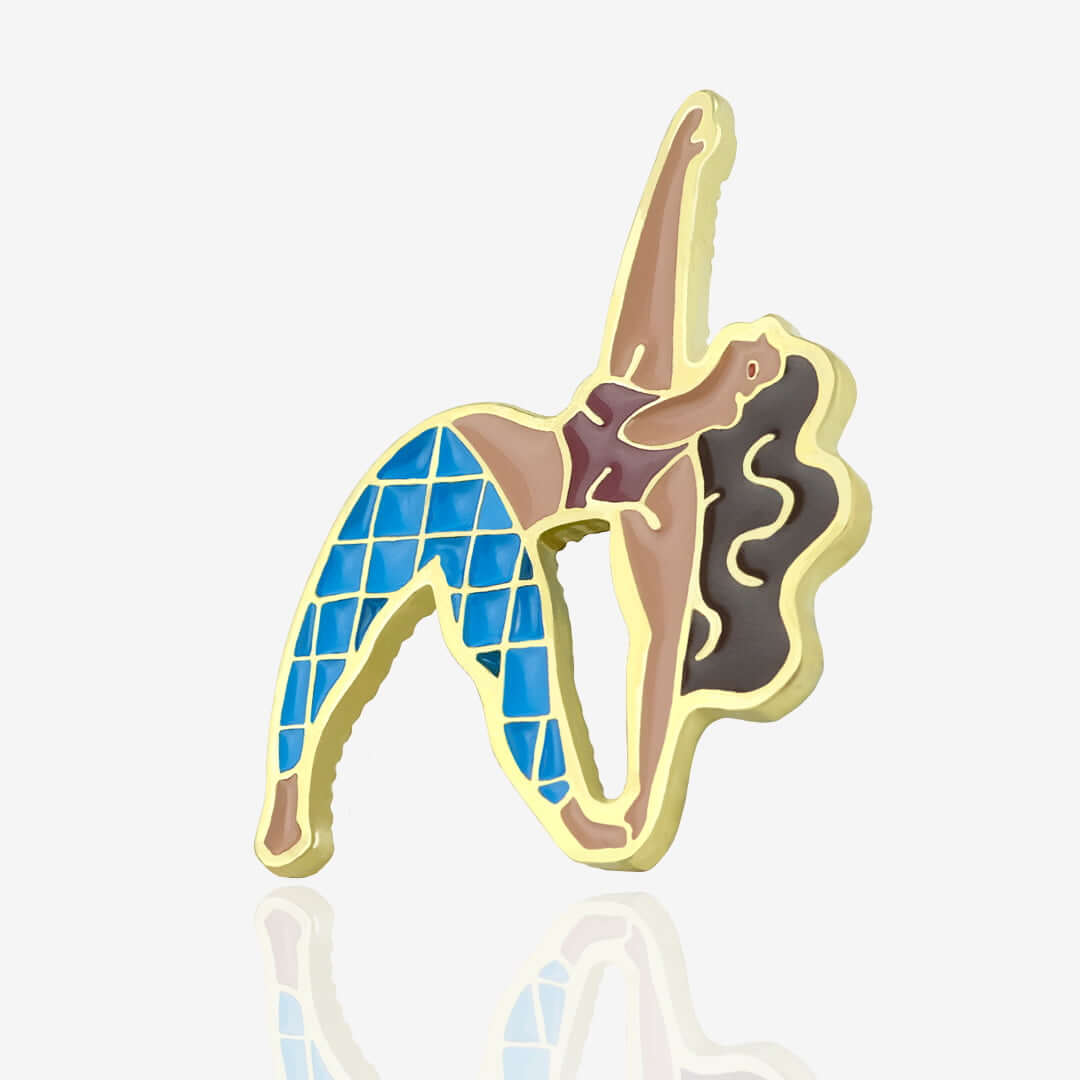 Metalowe przypinki dziewczyna ćwicząca jogę w pozycji “Trikonasana” wpieta w karteczkę od producenta ręcznie emaliowanych pinów od Pinswear