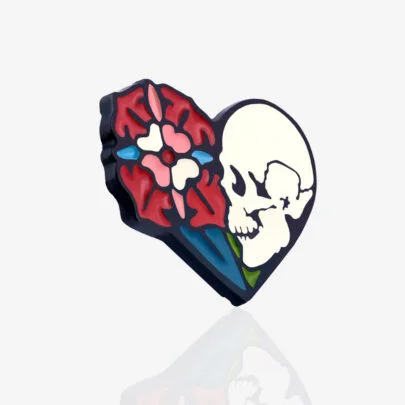 Ręcznie malowana przypinka w kształcie serca w środku retro czaszka z kwiatem od producenta ręcznie malowanych pinów od Pinswear