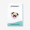 Przypinka metalowa Mops Stefan głowa psa rasy mops z wyciągnietym językiem od producenta pinów ręcznie mealowanych od Pinswear
