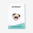 Przypinka metalowa Mops Stefan głowa psa rasy mops z wyciągnietym językiem od producenta pinów ręcznie mealowanych od Pinswear