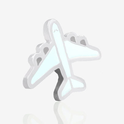 Metalowe piny na zamówienie w kształcie samolotu pasażerskiego od Pinswear producenta pinów ręcznie malowanych