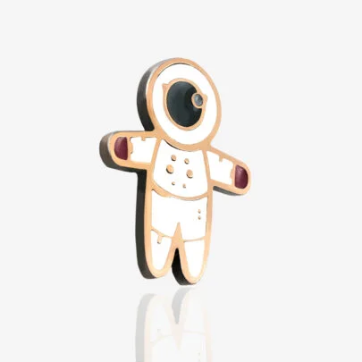 Ręcznie malowana przypinka małego astronauty od Pinswear producenta metalowych pinów