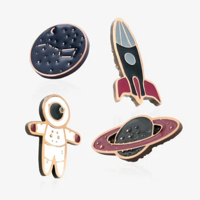 Seria kosmicznych pinów ręcznie malowanych planeta pnswr17, rakieta kosmiczna, mały kosmonauta. wielki wóz od producenta ręcznie malowanych przypinek od Pinswear