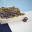 Ręcznie malowane piny w kształcie ciężąrka Kettlebell z serduszkiem w środku od producenta metalowych pinów od Pinswear