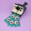 Pins retro aparat polaroid ręcznie emaliowany aparat polaroid na fiolteowym tle dla miłośników fotografii od producenta metalowych przypinek od Pinswear