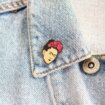 Pins twórcza Frida Kahlo meksykańsa artystka malarka jedna brew pin z serii kobiet od producenta ręcznie emaliowanych przypinek od Pinswear wpięta w kołnierzyk jeansowej kurtki