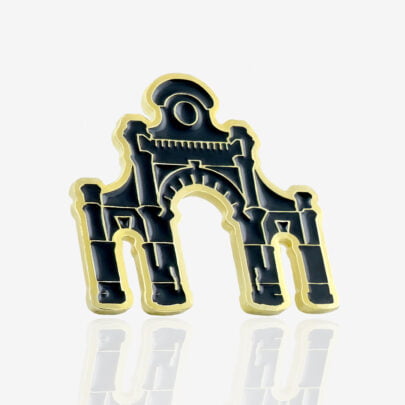 Ręcznie malowana przypinka w kształcie bramy fabryki Poznańskiego, brama Manufaktury w zlotym wykończeniu od Pinswear producenta metalowych pinów