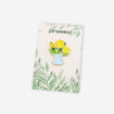 Rećznie malowane metalowe piny w kształcie żółtych tulipanów w niebieskim wazonie wyprudokowane w Polsce od producenta metalowych pinów od Pinswear wpięte w personalizowaną karteczkę