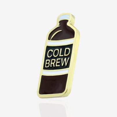 Ręcznie malowane przypinki z serii czas na kawę, butelka kawy macerowanej na zimno wykończony na złoto od producenta metlowych przypinek od Pinswear