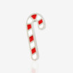 Pins świąteczny cukierek. Metalowa przypinka ręcznie malowana w kształcie cukierka laski na choinkę w czerwono białym kolorze. Pins wpięty do personalizowanego kartonika z logo pinswear. Pin na zdjęciu leży wśród świerku a wokół świąteczne ozdoby.