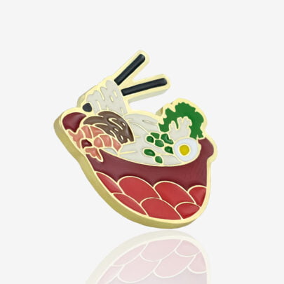 Ręcznie malowany pin kultowa zupa azjatycja ramen z jajkiem, czaszu i krewetkami w czerwonej dekoracyjnej misce od producenta metalowych pinów od Pinswear