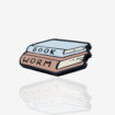 Ręcznie malowany pin ksiązki napisem book worm wykończone w czarnym patynolu od producenta metalowych pinów od Pinswear
