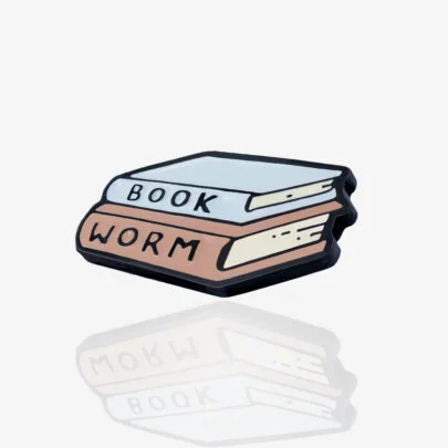 Ręcznie malowany pin ksiązki napisem book worm wykończone w czarnym patynolu od producenta metalowych pinów od Pinswear