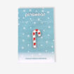 Ręcznie malowana przypinka "Świąteczny cukierek" od firmy pinswear w wykończeniu srebra błyszczącego w niklu. Pins wpięty w personalizowany świąteczny kartonik z logo pinswear.