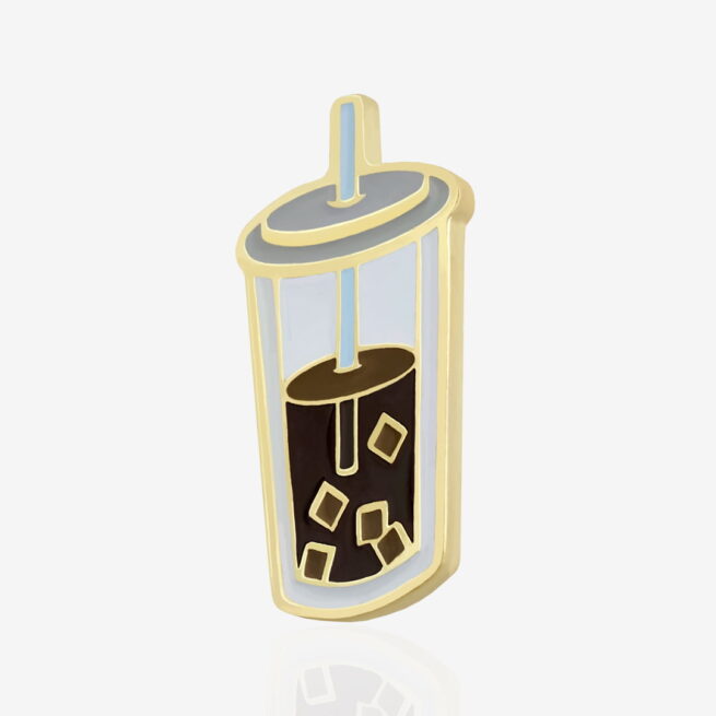 Przypinka metalowa Ice coffee - mrożona kawa z kostkami lodu w przezroczystym kubku z niebieską słomką. Ręcznie malowana przypinka od producenta pinów i breloków od pinswear.