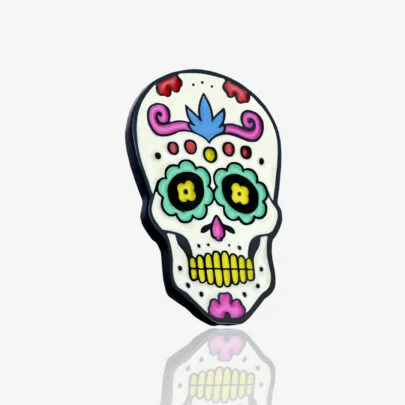 Ręcznie malowany pin meksykańska czaszka de muertos wykończona w czarnym patynolu od producenta metalowych pinów od Pinswear