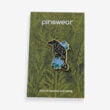 Ręcznie malowany pin w wykończeniu błyszczącego złota od producenta metalowych pinów od Pinswear