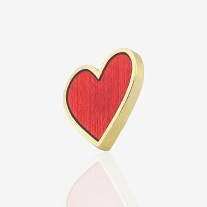 Ręcznie malowany pin w wykończeniu złoto błysk czerwone serduszko transparentne od producenta metalowych pinów od Pinswear