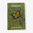 Ręcznie malowany pins motyl monarcha od producenta metalowych pinów od Pinswear wykończony w czarnym patynolu