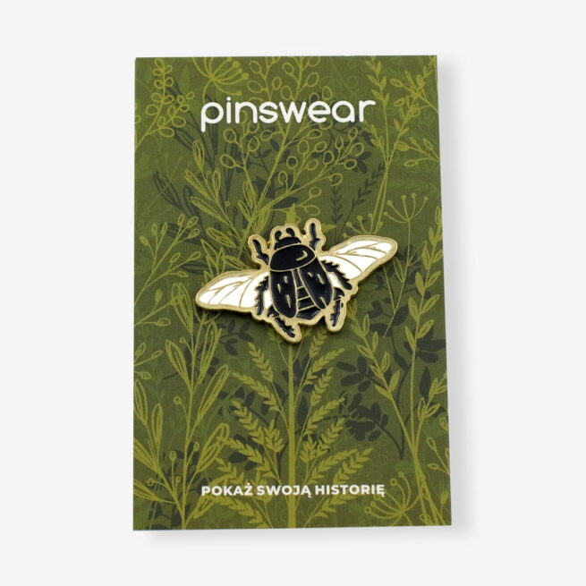 Ręcznie malowany pin w wykończeniu błyszczącego złota owad skarabeusz z rozłożonymi skrzydłami od producenta metalowych pinów od Pinswear