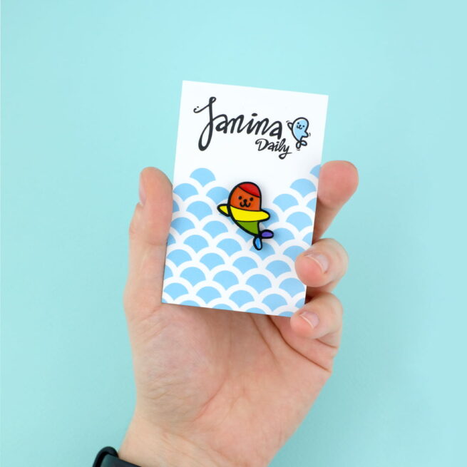 Ręcznie malowany pin w czarnym patynolu foka Janina powstała przy współpracy z Janina daily od producenta metalowych pinow od Pinswear