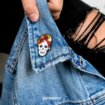 Ręcznie malowne pinsy czaszka damska pin up girl od producenta metlowych pinów od Pinswear