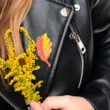 Nasz "Złoty Liść" to propozycja dla każdej jesieniary i jesieniarza! Ręcznie malowany pin w kształcie dębowego liścia to idealny dodatek - nie tylko do jesiennych strojów!