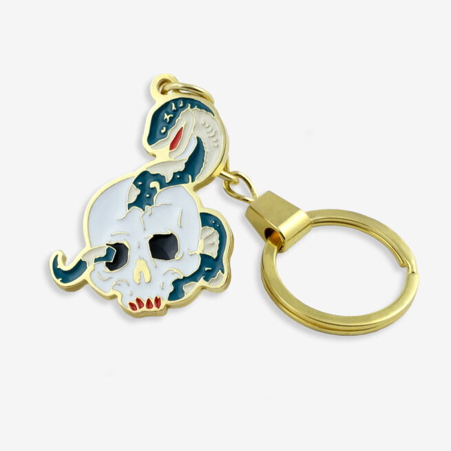 Ręcznie malowany brelok w kształcie czaszki z wężem, metalowy złoty brelok od Pinswear