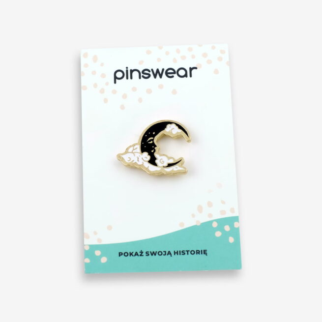 Metalowa przypinka pin śpiący księżyc w chmurach od producenta ręcznie malowanych pinow od Pinswear