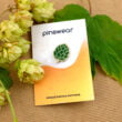 Przypinki metalowe do ubrań, zielona szyszka chmielu wpięta w personalizowany kartonik z grafiką piwa