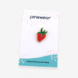 Metalowa przypinka pin truskawka od producenta ręcznie malowanych pinow od Pinswear