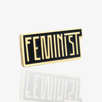 Metalowa przypinka napis feminist od producenta ręcznie malowanych pinow od Pinswear