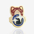 Ręcznie malowany pins w błyszczącym złocie magiczny kot z zaczarowaną kulą wyprodukowany przez producenta pinów pinswear